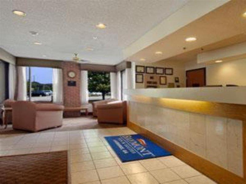 Baymont By Wyndham Lagrange Hotel Bagian luar foto