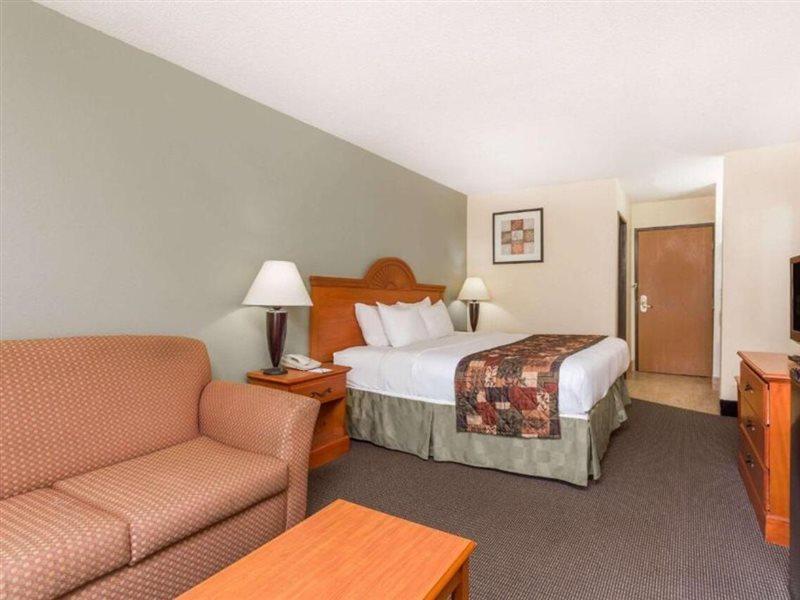 Baymont By Wyndham Lagrange Hotel Bagian luar foto