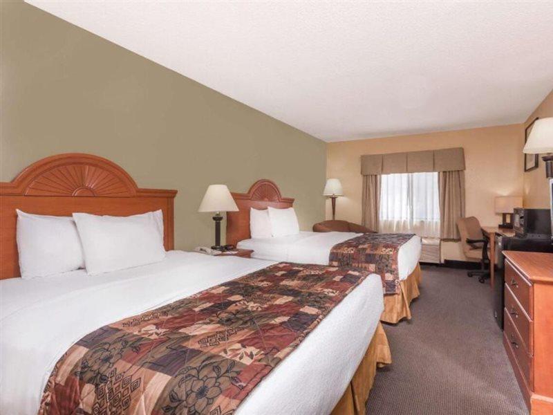 Baymont By Wyndham Lagrange Hotel Bagian luar foto