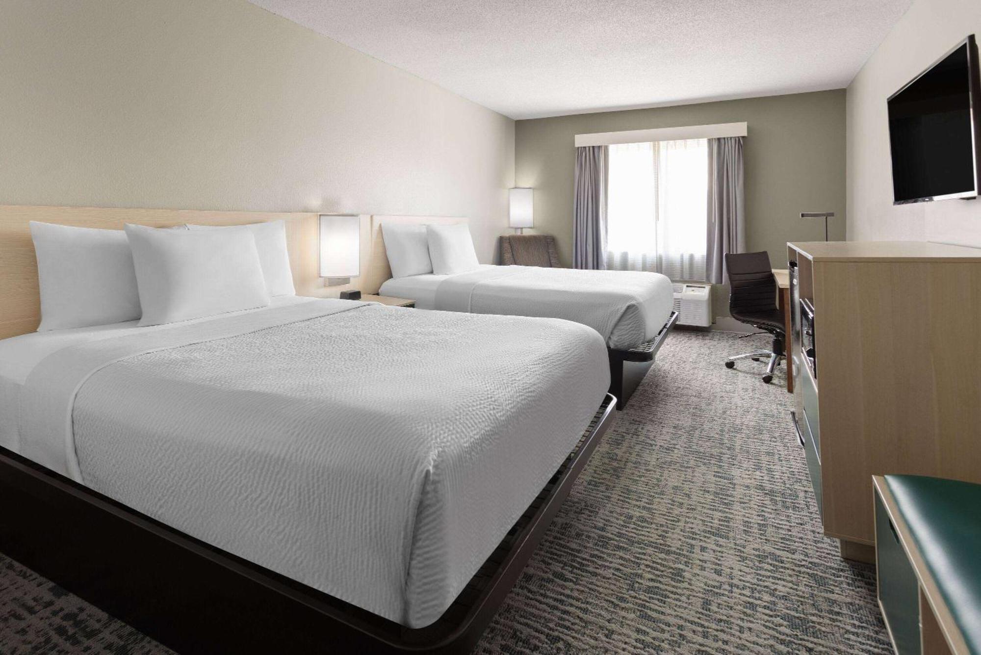 Baymont By Wyndham Lagrange Hotel Bagian luar foto