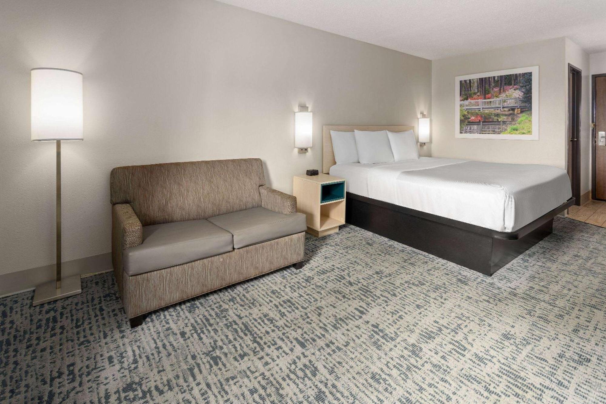 Baymont By Wyndham Lagrange Hotel Bagian luar foto