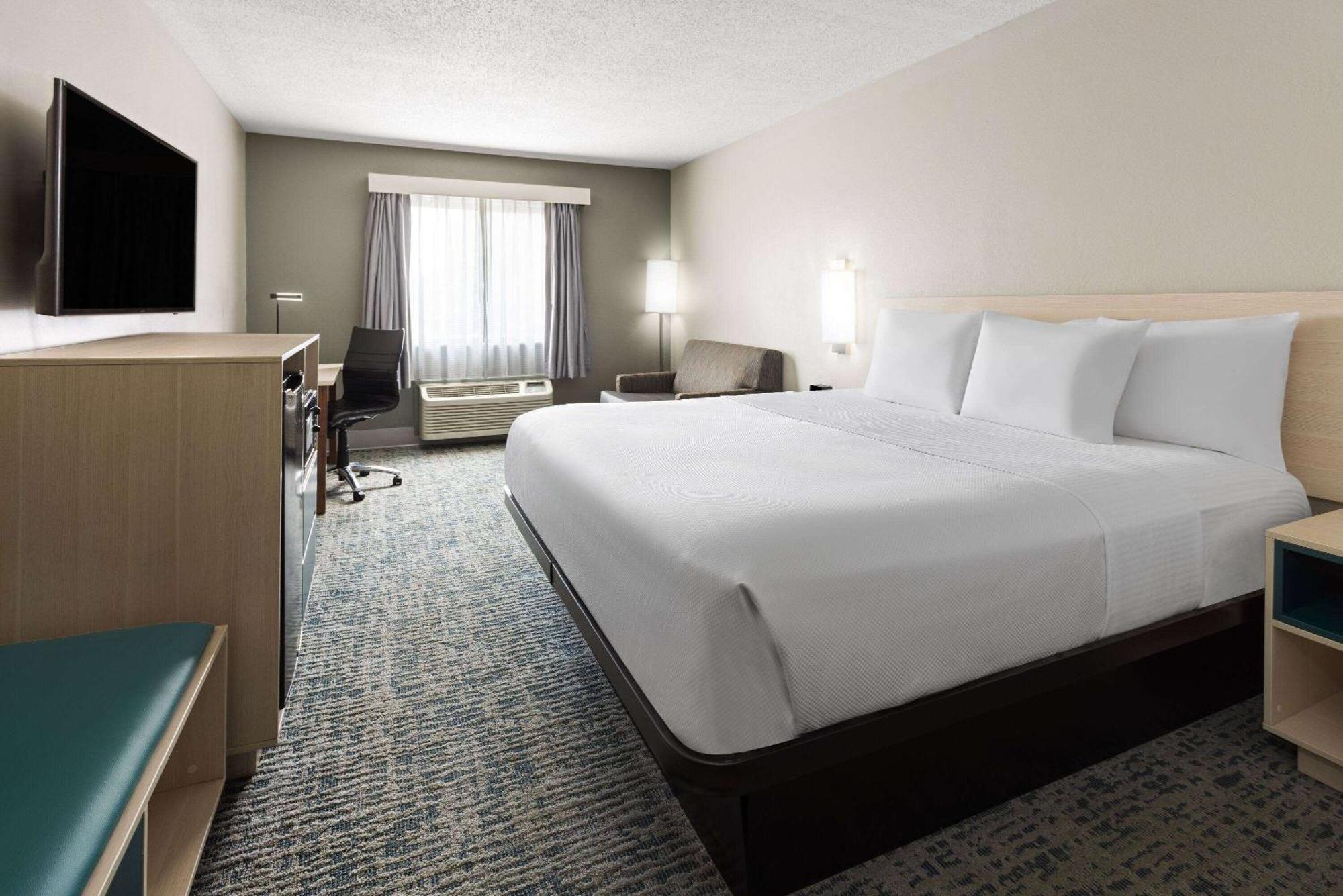 Baymont By Wyndham Lagrange Hotel Bagian luar foto