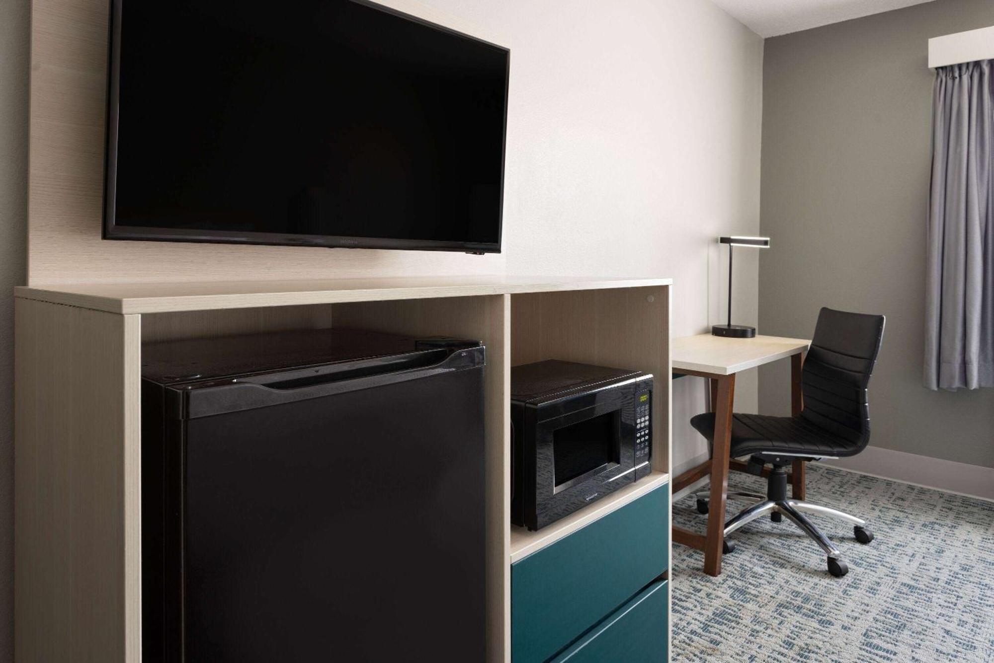 Baymont By Wyndham Lagrange Hotel Bagian luar foto