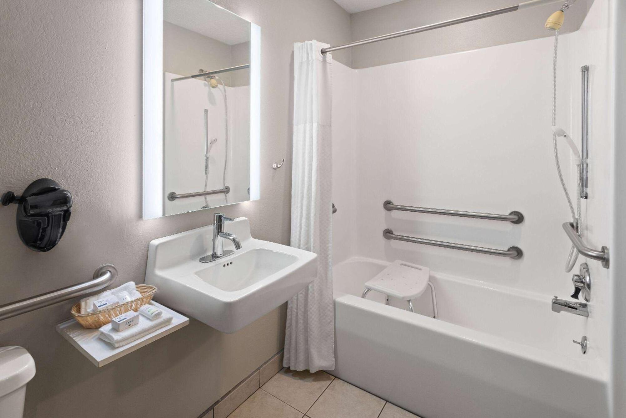 Baymont By Wyndham Lagrange Hotel Bagian luar foto