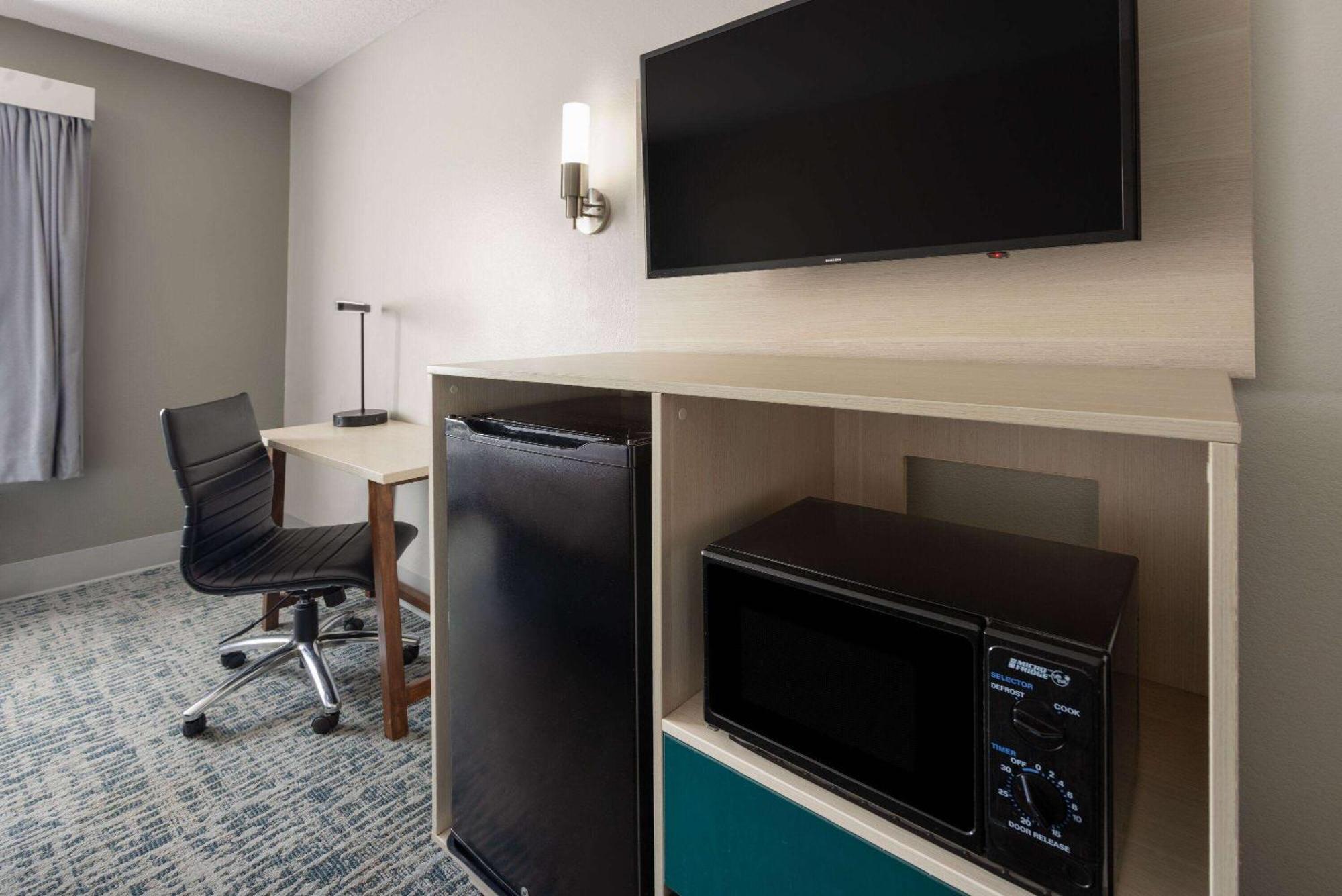 Baymont By Wyndham Lagrange Hotel Bagian luar foto