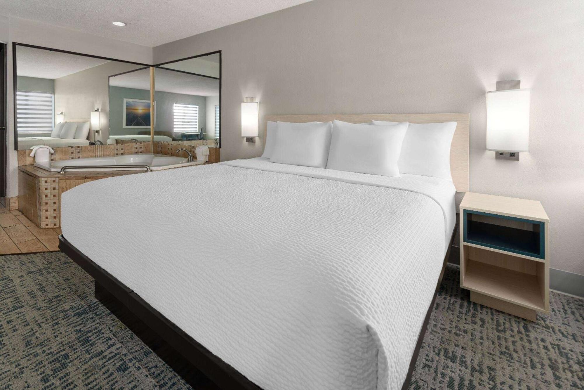 Baymont By Wyndham Lagrange Hotel Bagian luar foto