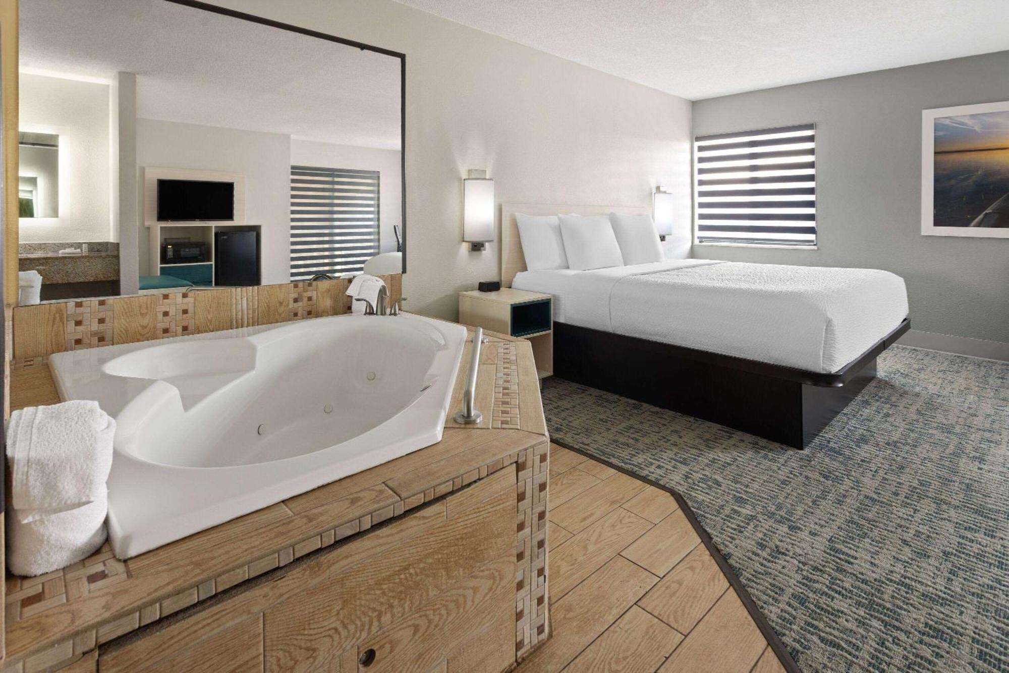 Baymont By Wyndham Lagrange Hotel Bagian luar foto