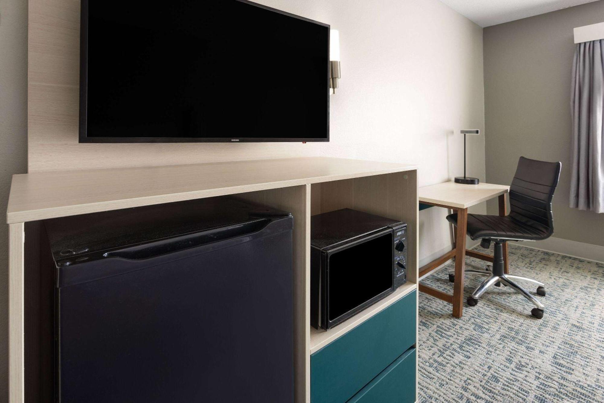Baymont By Wyndham Lagrange Hotel Bagian luar foto