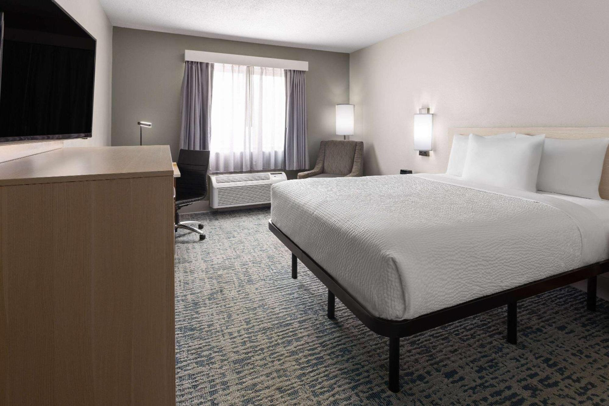 Baymont By Wyndham Lagrange Hotel Bagian luar foto