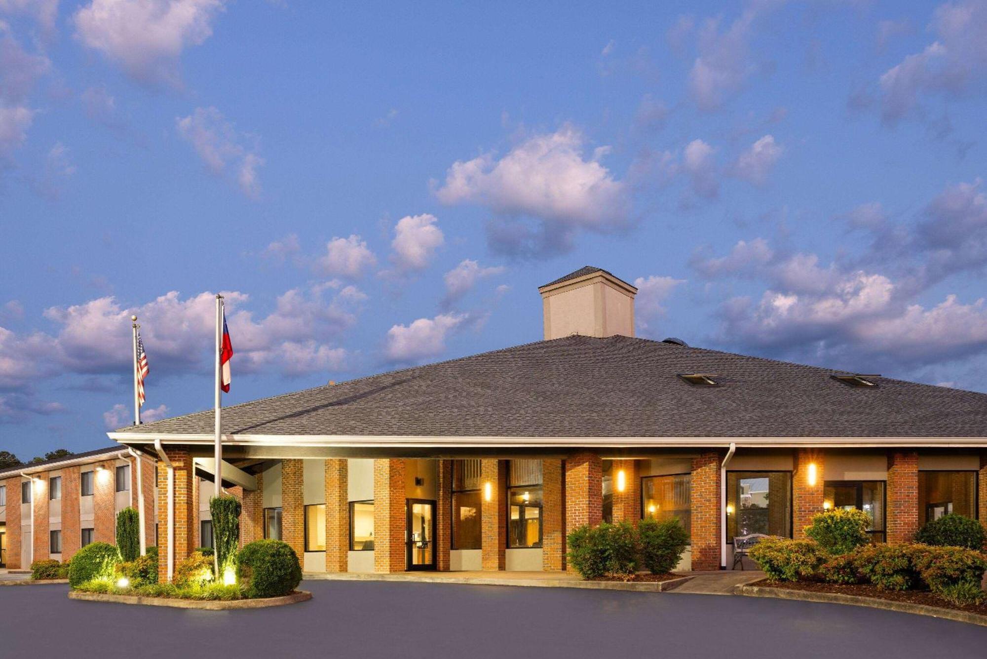 Baymont By Wyndham Lagrange Hotel Bagian luar foto