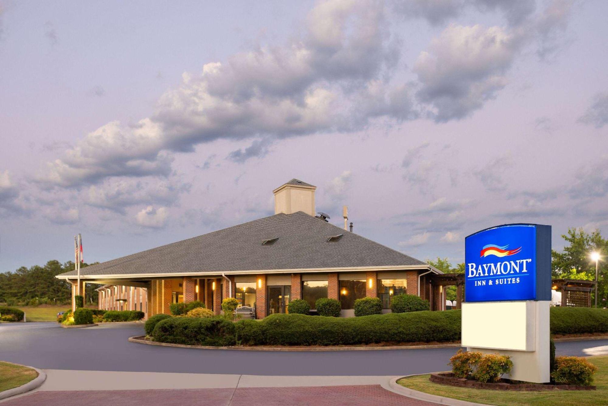 Baymont By Wyndham Lagrange Hotel Bagian luar foto