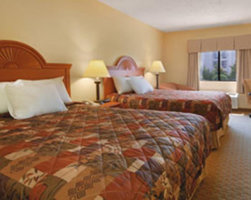 Baymont By Wyndham Lagrange Hotel Bagian luar foto